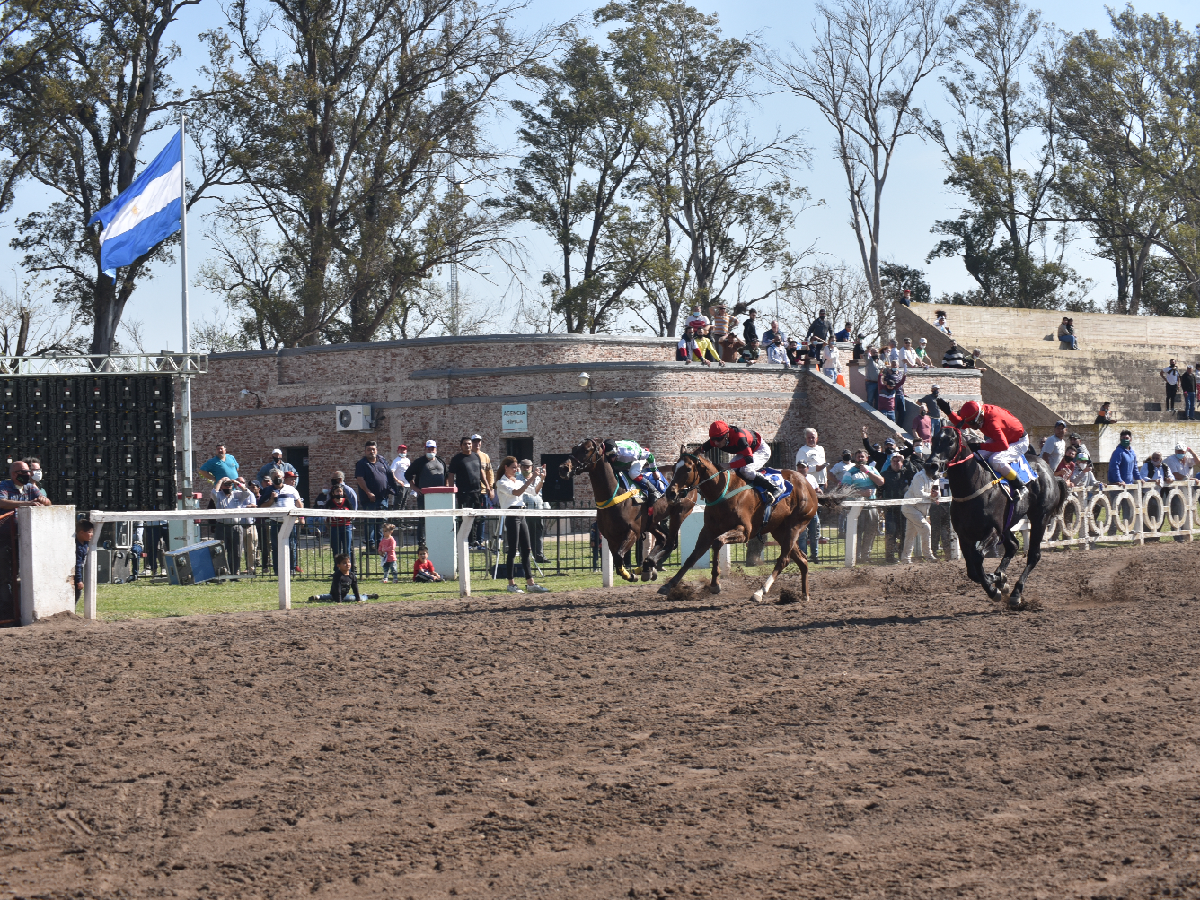 Atractiva reunión se corrió en el hipódromo local
