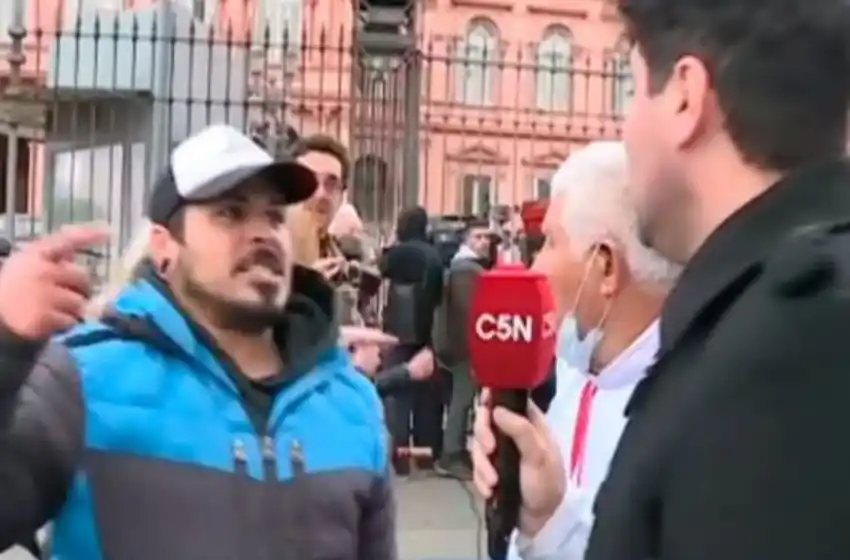 Libertarios agredieron a la prensa frente a Casa Rosada