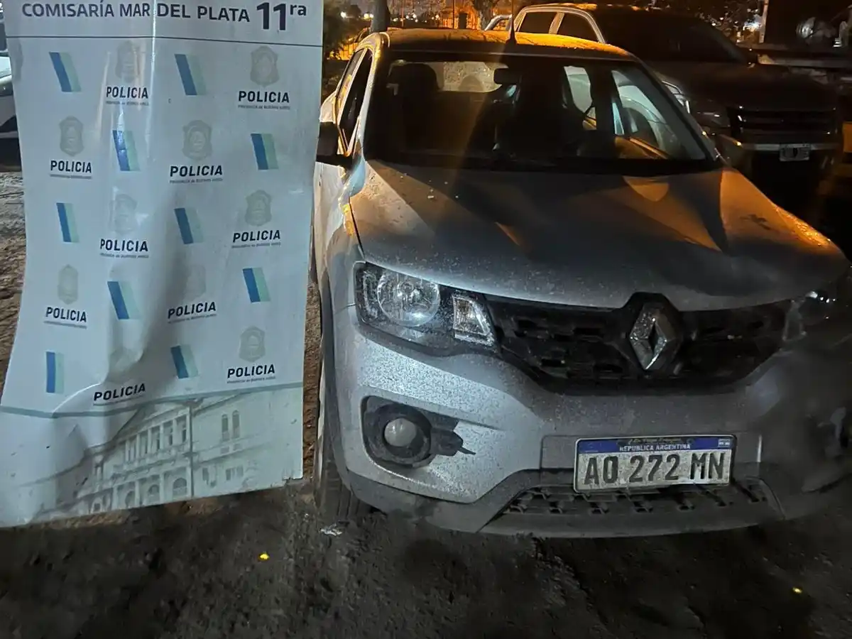 El delincuente circulaba en un vehículo con la patente adulterada.