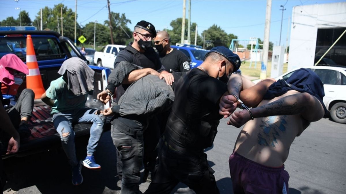 Rosario: 7 detenidos por balear un patrullero y la comisaría de barrio Ludueña
