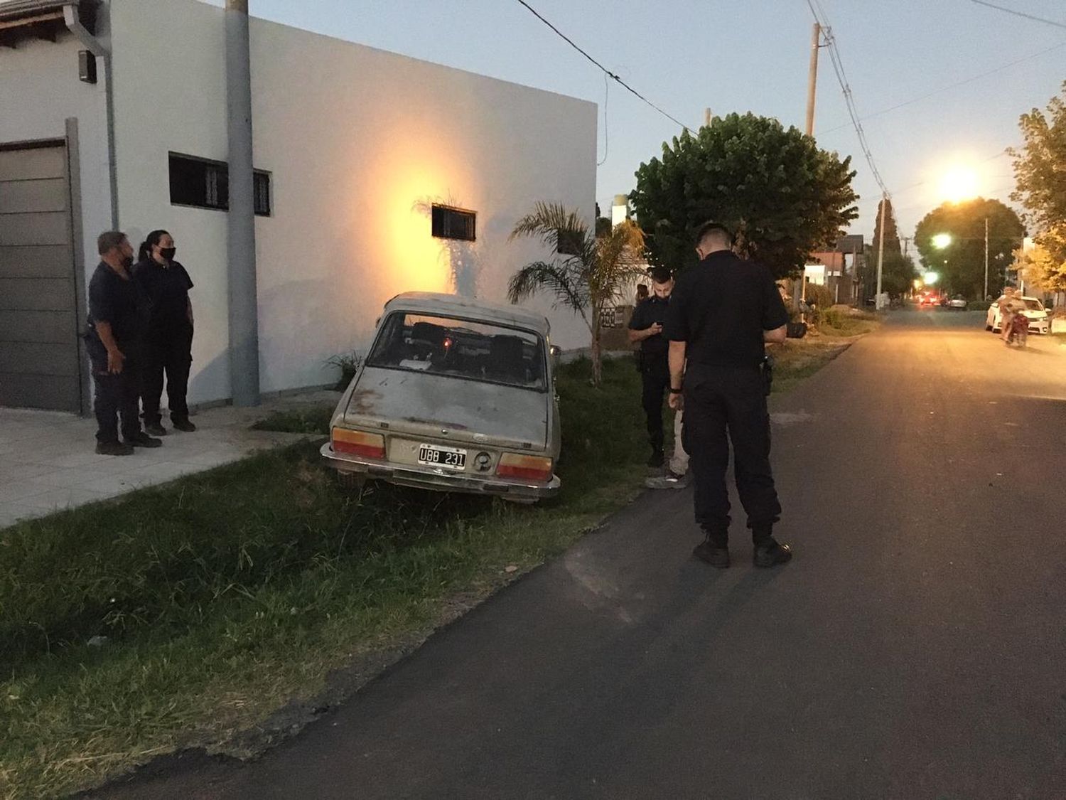 Una ciclista fue embestida por un automovilista que quiso huir
