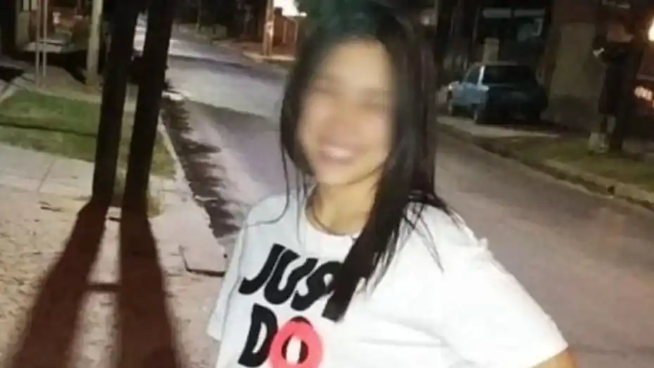 Tiene 18 años, denunció que el chofer del remís la abusó y la que está presa es ella