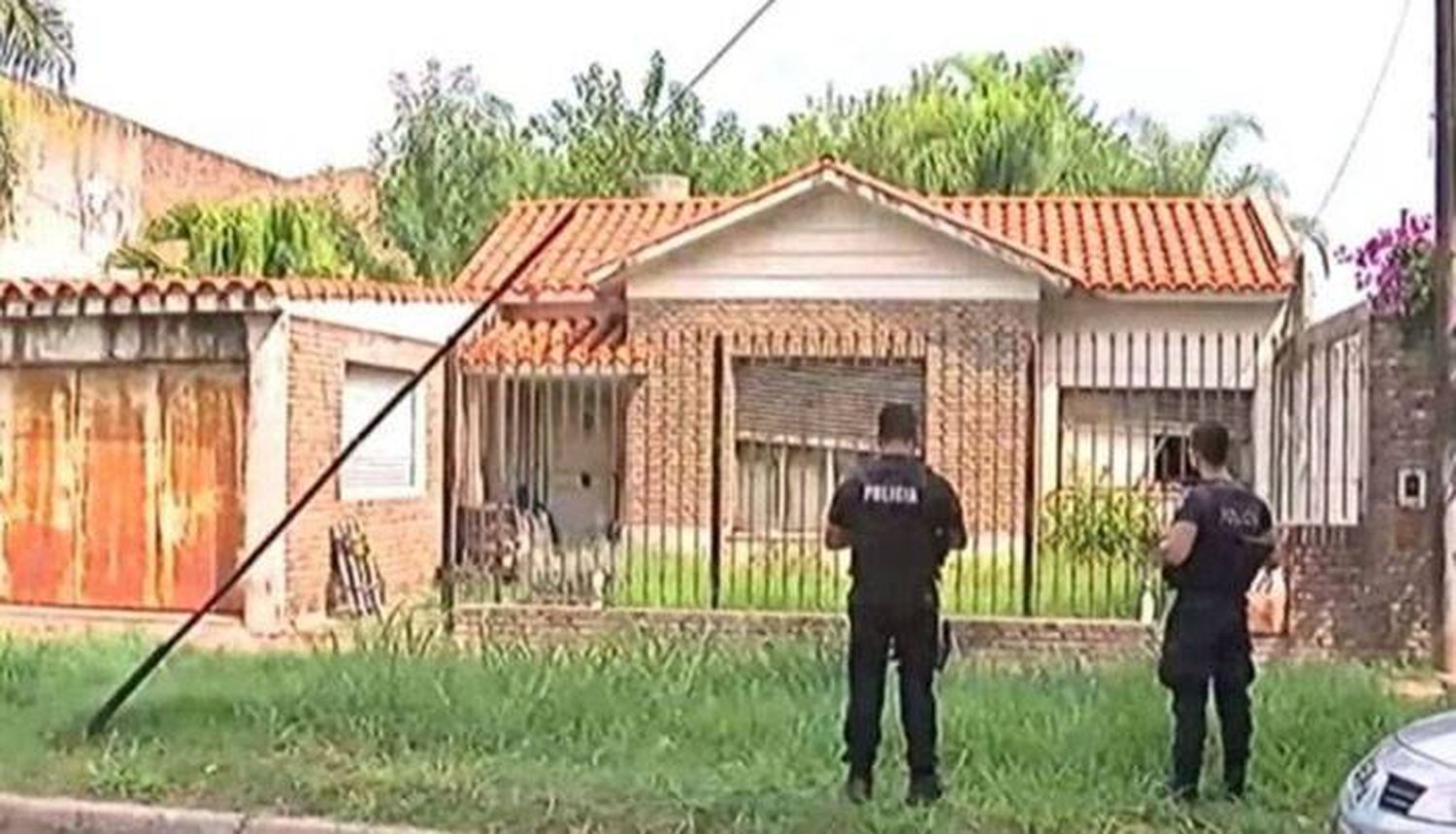 Encuentran a  hermanas gemelas muertas  en su casa