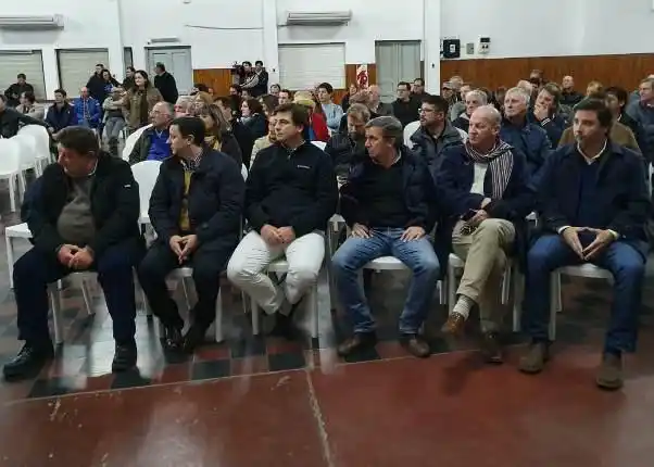 Senadores de Cambiemos presentaron su proyecto sobre fumigaciones ante entidades agropecuarias 