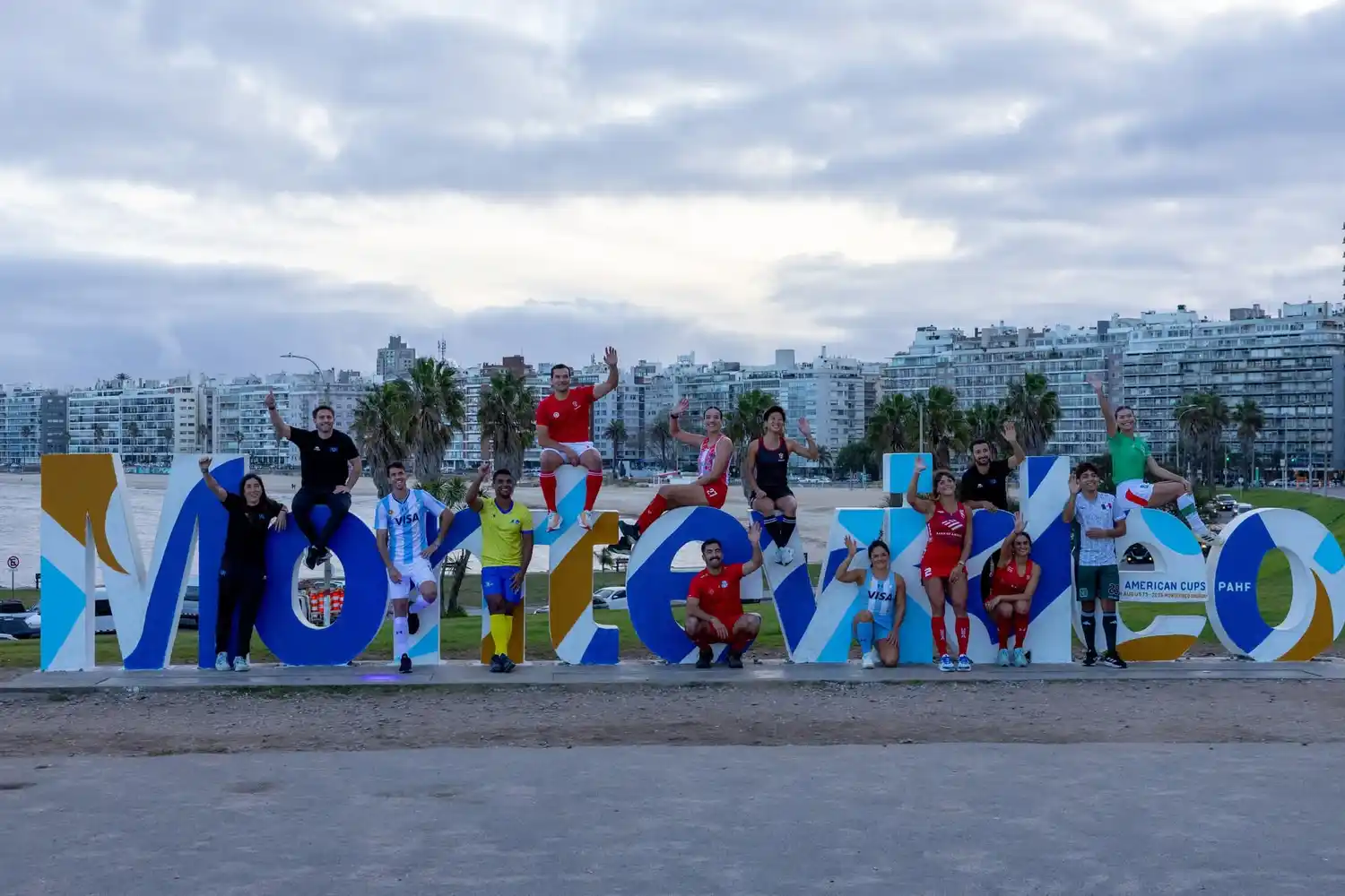 Representantes de todos los seleccionados posando en la previa al comienzo del torneo.