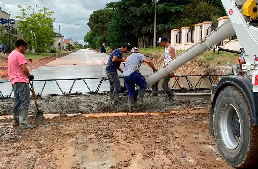 A todo ritmo pavimentan calles en Balcarce