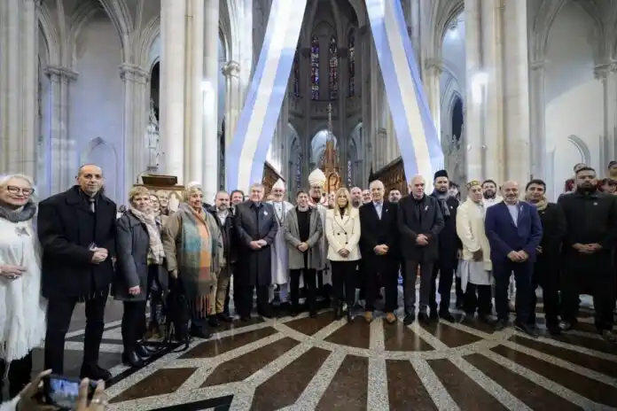 El gobernador Axel Kicillof y su comitiva en la Catedral de La Plata.