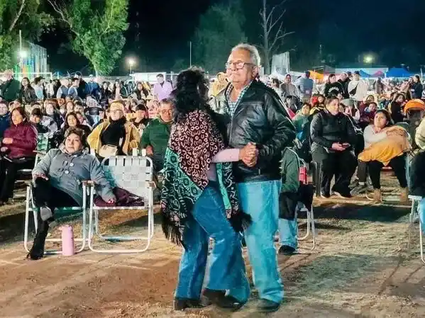 Con una multitudinaria participación del pueblo 
Ingeniero Juárez celebró su 96.º aniversario