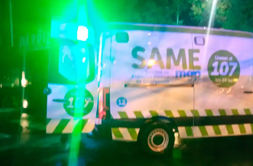 Madrugada con un choque: camioneta impactó a una moto