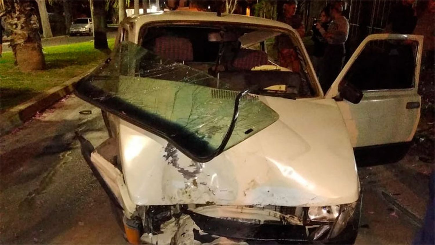 Un joven perdió el control y se la dio contra un árbol en el balneario