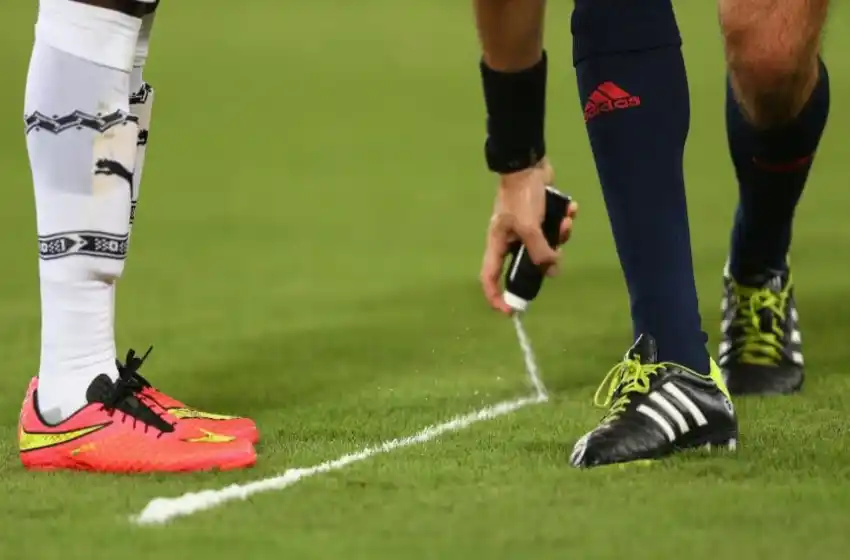 El argentino que inventó el aerosol le ganó un juicio millonario a la FIFA