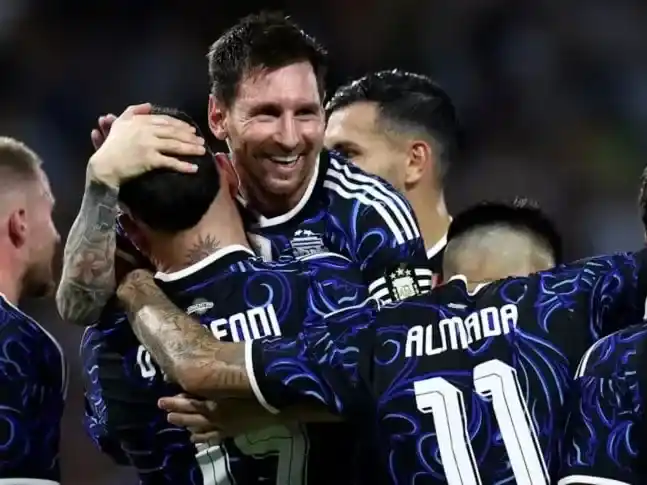 La Scaloneta usará ante Inglaterra la camiseta alternativa color azul y negro. Foto:AP