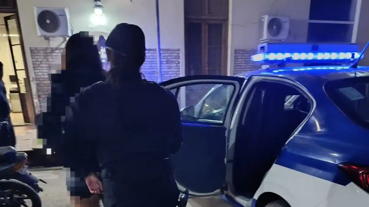 Intentó evadir un control policial y agravió a la policía: terminó detenida