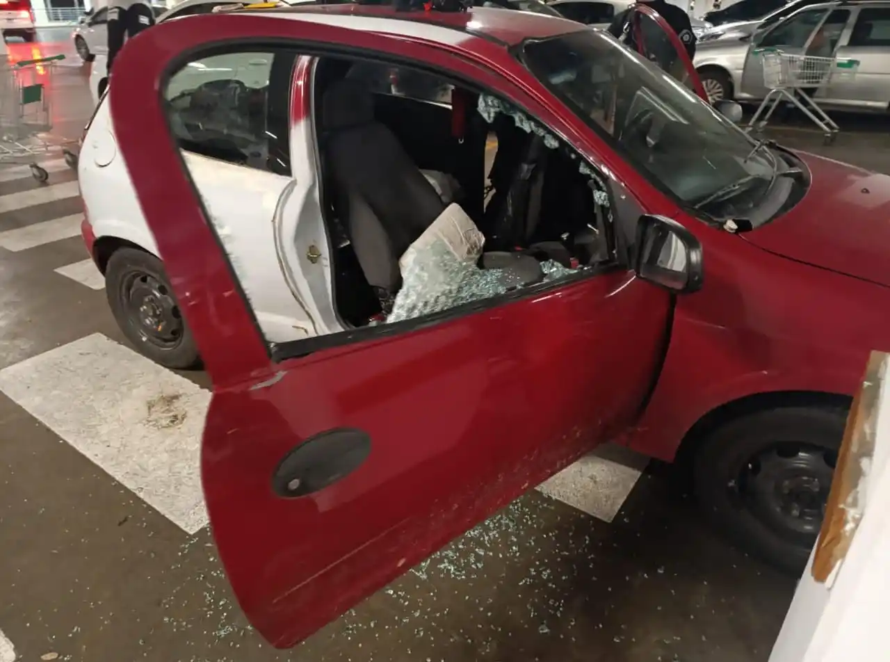 Policías rescataron a un niño de 3 años que estaba encerrado dentro de un automóvil