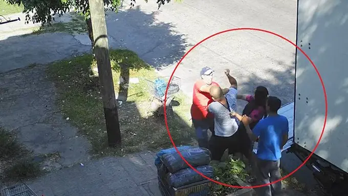 Video: Le dijo "coronavirus" al dueño de un supermercado chino de La Plata y terminaron a las trompadas