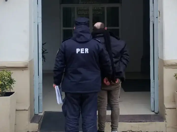 Lo sorprendieron trepando casas ajenas a plena luz del día y terminó detenido