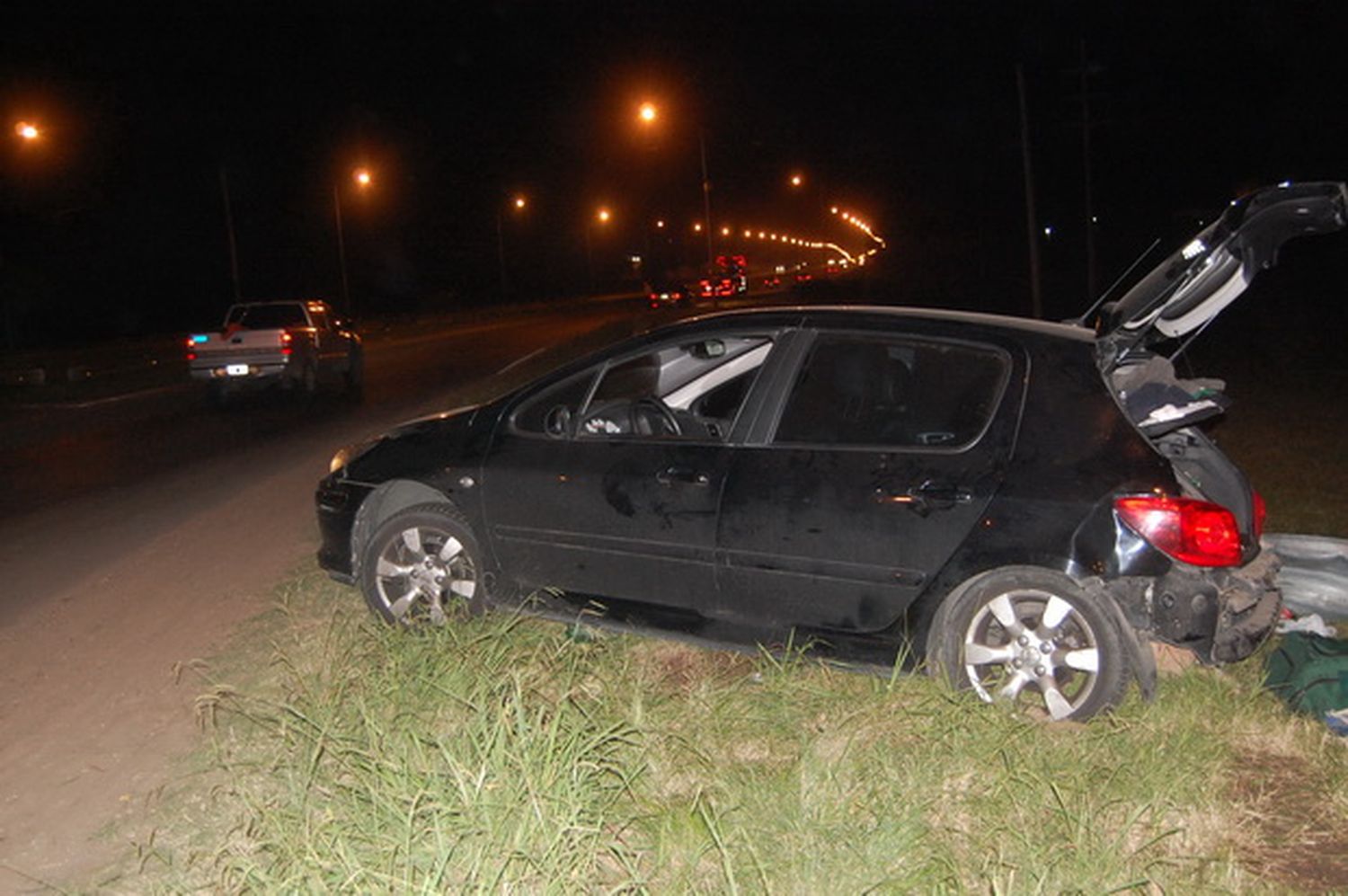 Un auto despistó en la rotonda del Cristo por esquivar un perro