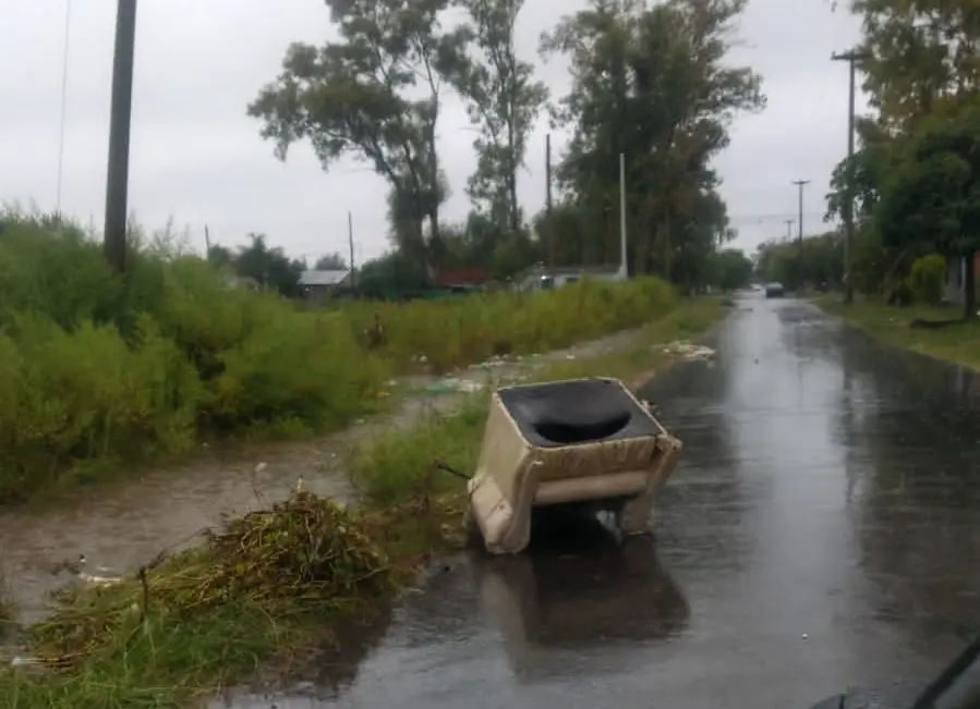 Temporal: municipio limpia zanjones, sacaron hasta un sillón
