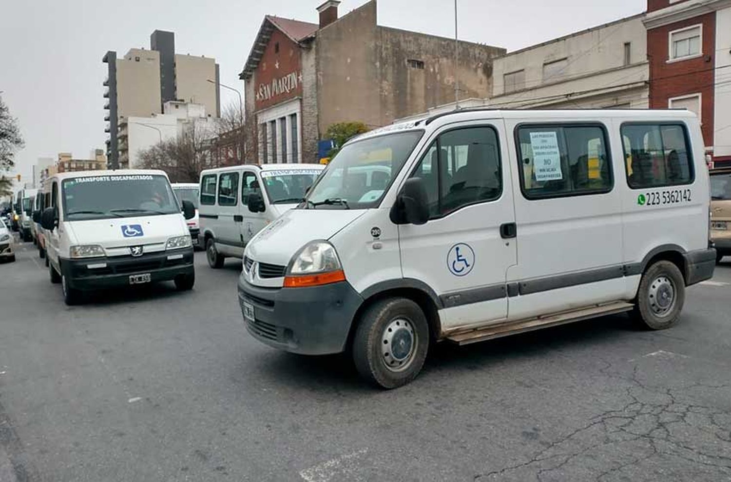 Video: transportistas cortaron Independencia a la altura de la sede de IOMA