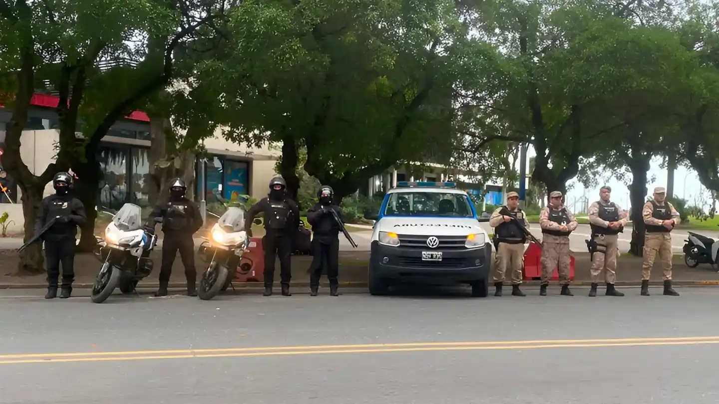 El dispositivo fue desarrollado en forma conjunta por efectivos de la Policía Federal, la Prefectura Naval y personal de Tránsito municipal.