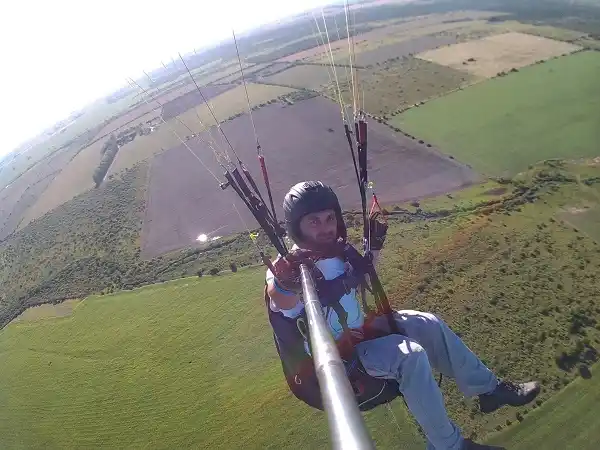 Un hombre cayó de un parapente desde 9 metros