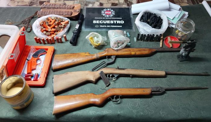 Rescataron a 42 personas en situación de explotación laboral y secuestraron armas, dinero y documentación - 8