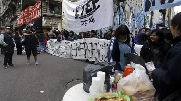 Movimientos sociales instalan "mil ollas populares" para pedir trabajo 
