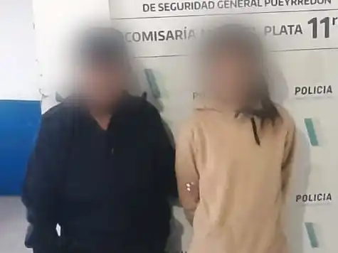En una de las agresiones terminó golpeando la vidriera de un kiosco y rompiendo los cristales.