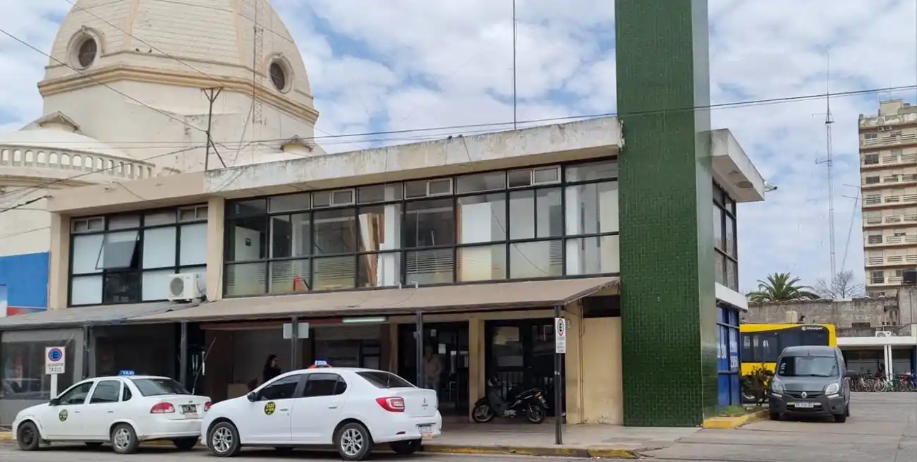 Una pareja agredió a un taxista efectuándole golpes de puño en el rostro.