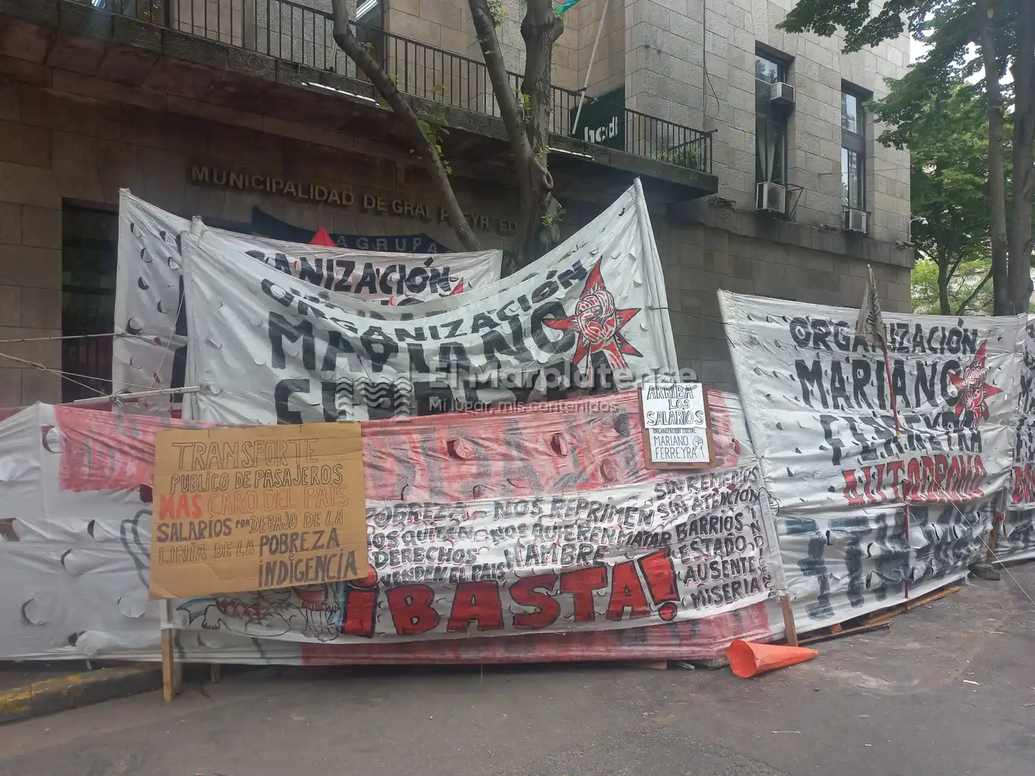 Organizaciones sociales continúan con el acampe frente a las puertas del Municipio.