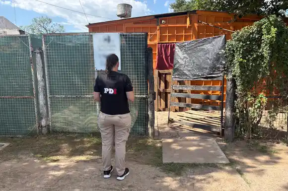 Allanamiento y detención: secuestraron una pistola falsa mientras el sospechoso entorpecía el operativo