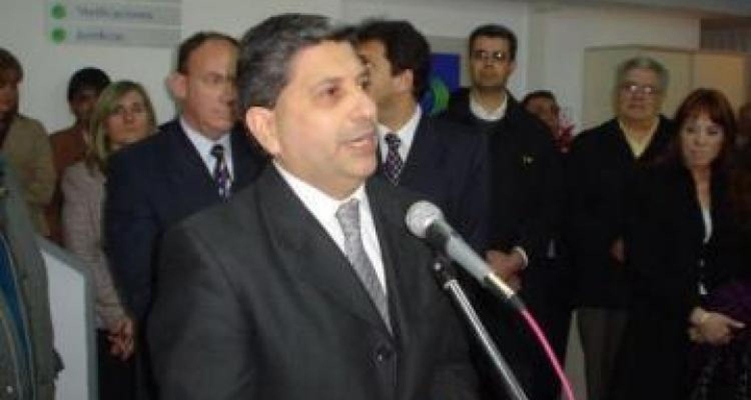 Por abandono, Monfasani Presidente