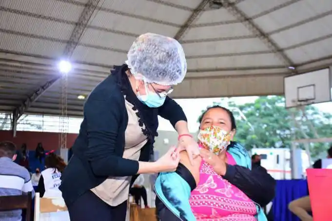 Vacunación contra la covid-19: operativos simultáneos en la ciudad capital y el interior