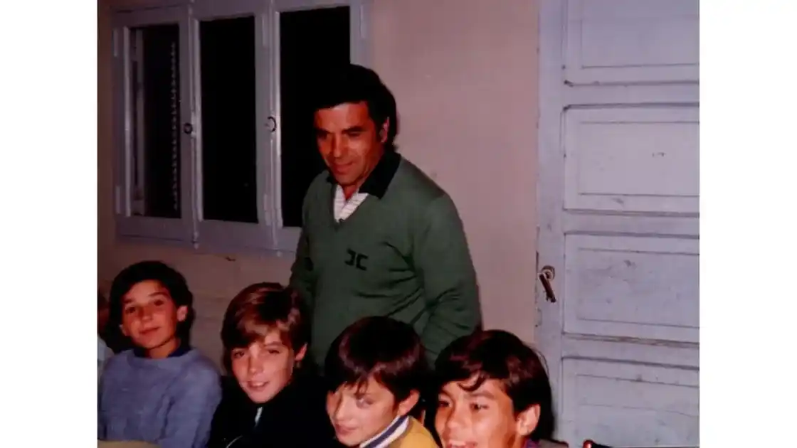 Héctor “Pochi” Barberis, técnico de inferiores, en una cena junto a jugadores en la década del ’80