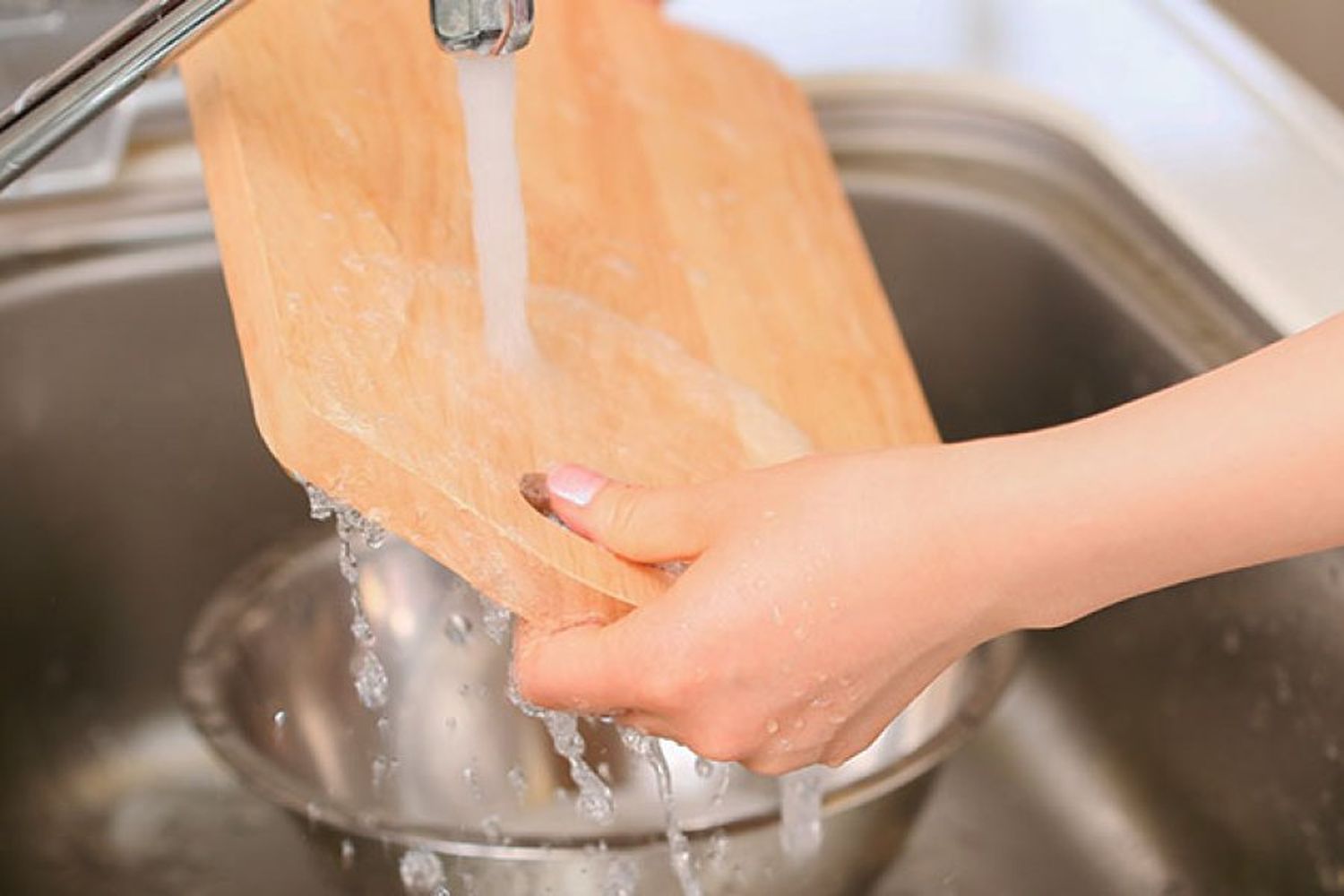 Mostró el truco definitivo para limpiar las tablas de madera de la cocina y se volvió viral