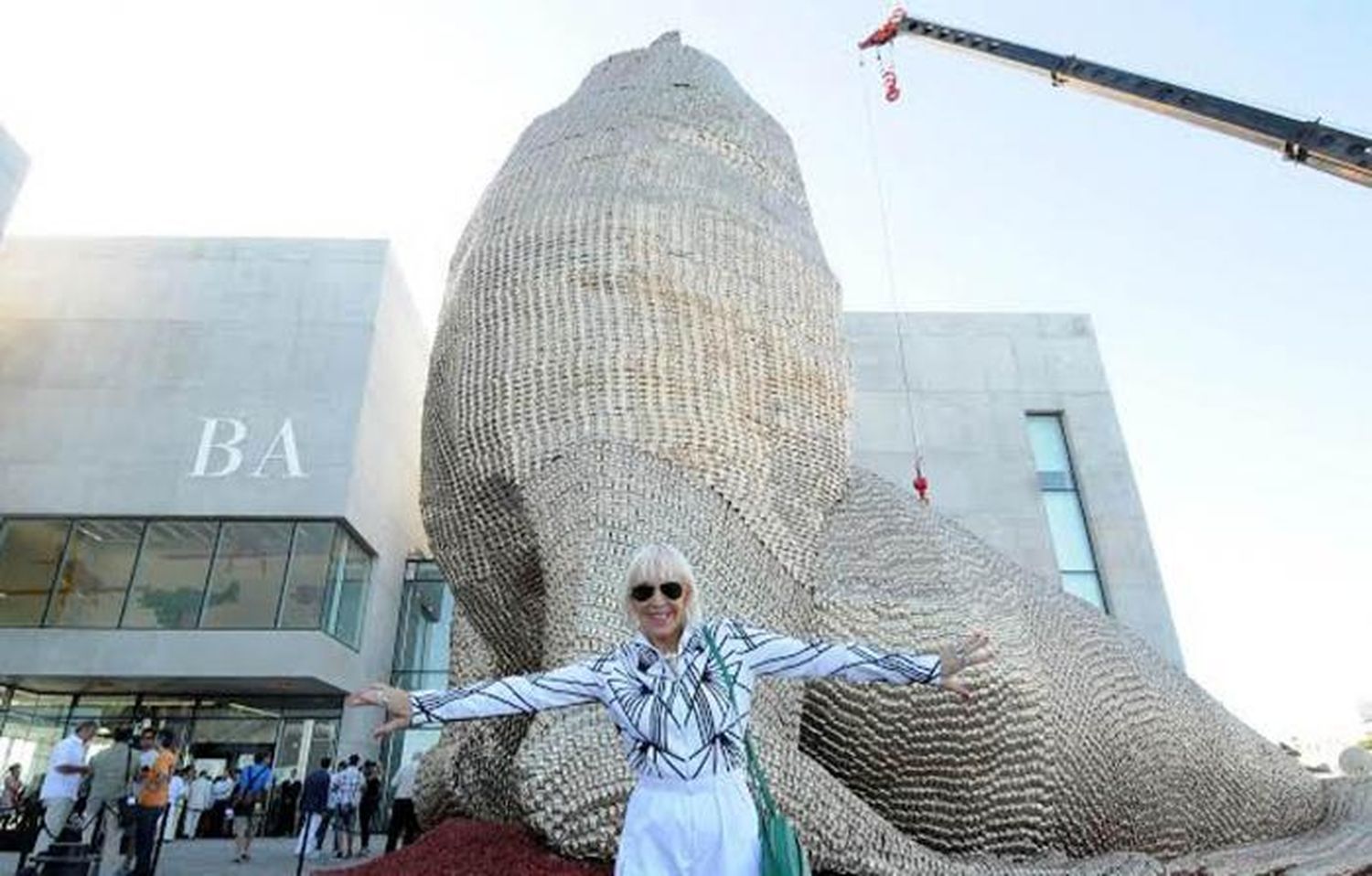 Mar del Plata: Marta Minujín entrega los alfajores del lobo en Museo MAR