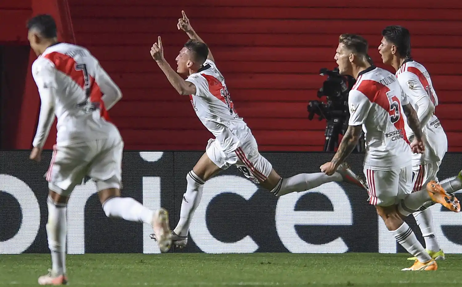 FOTO RIVER
Braian Romero festeja uno de sus dos goles.

FOTO BICHO
El duelo entre Torrén y Carrascal.