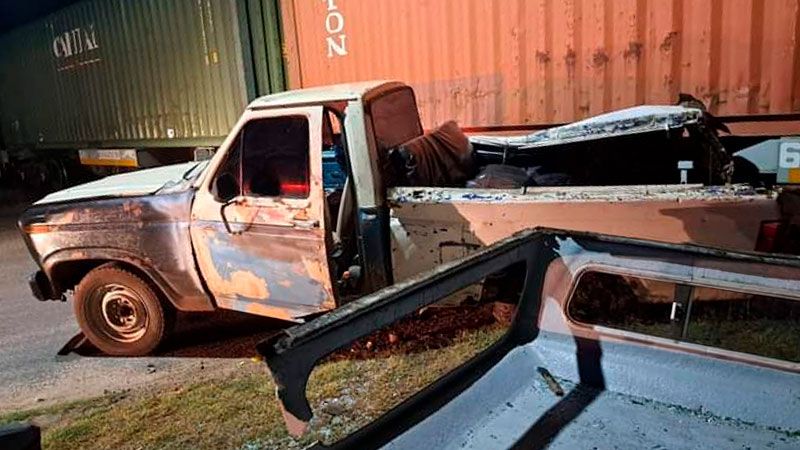 Tren de carga chocó con una camioneta y hospitalizaron a tres personas.