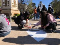 Estudiantes pintaron los pañuelos de la Plaza: “Queremos que el Nunca Más sea Nunca Más”