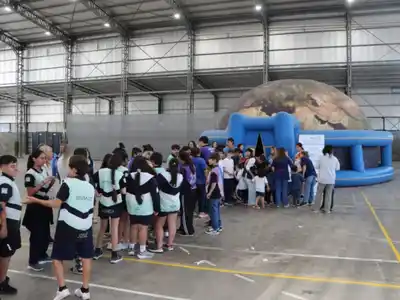 Más de 800 estudiantes vivieron una propuesta inmersiva en el Planetario Móvil