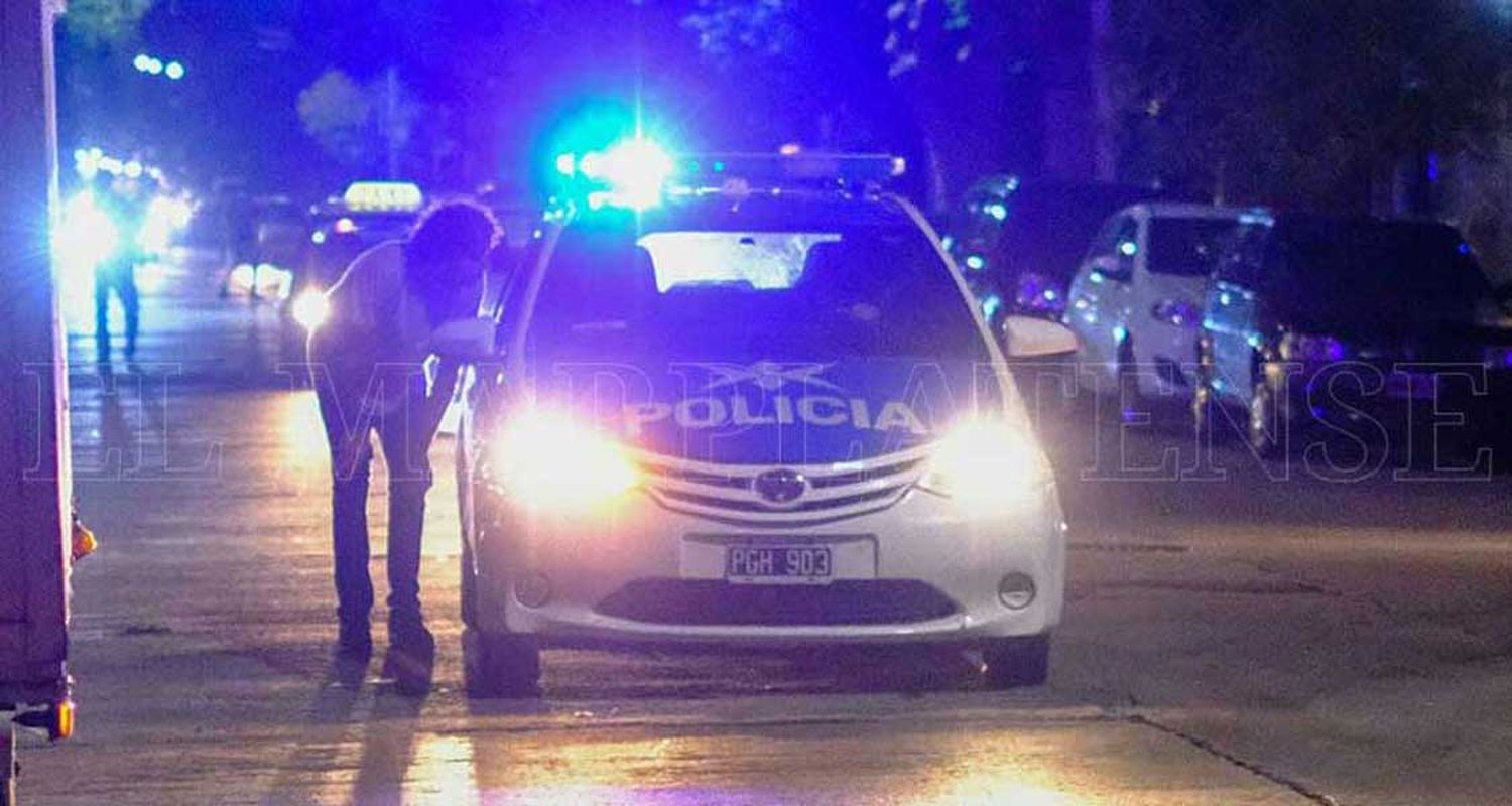 Una banda armada de veinte jóvenes asaltó a tres personas
