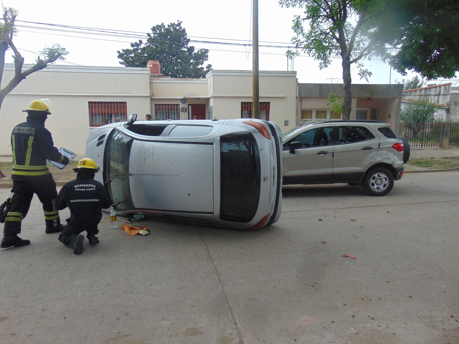 El vehículo quedó lateralizado.