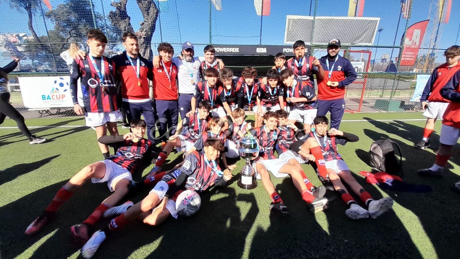 El plantel campeón de su categoría, junto al cuerpo técnico liderado por Gustavo Verdese