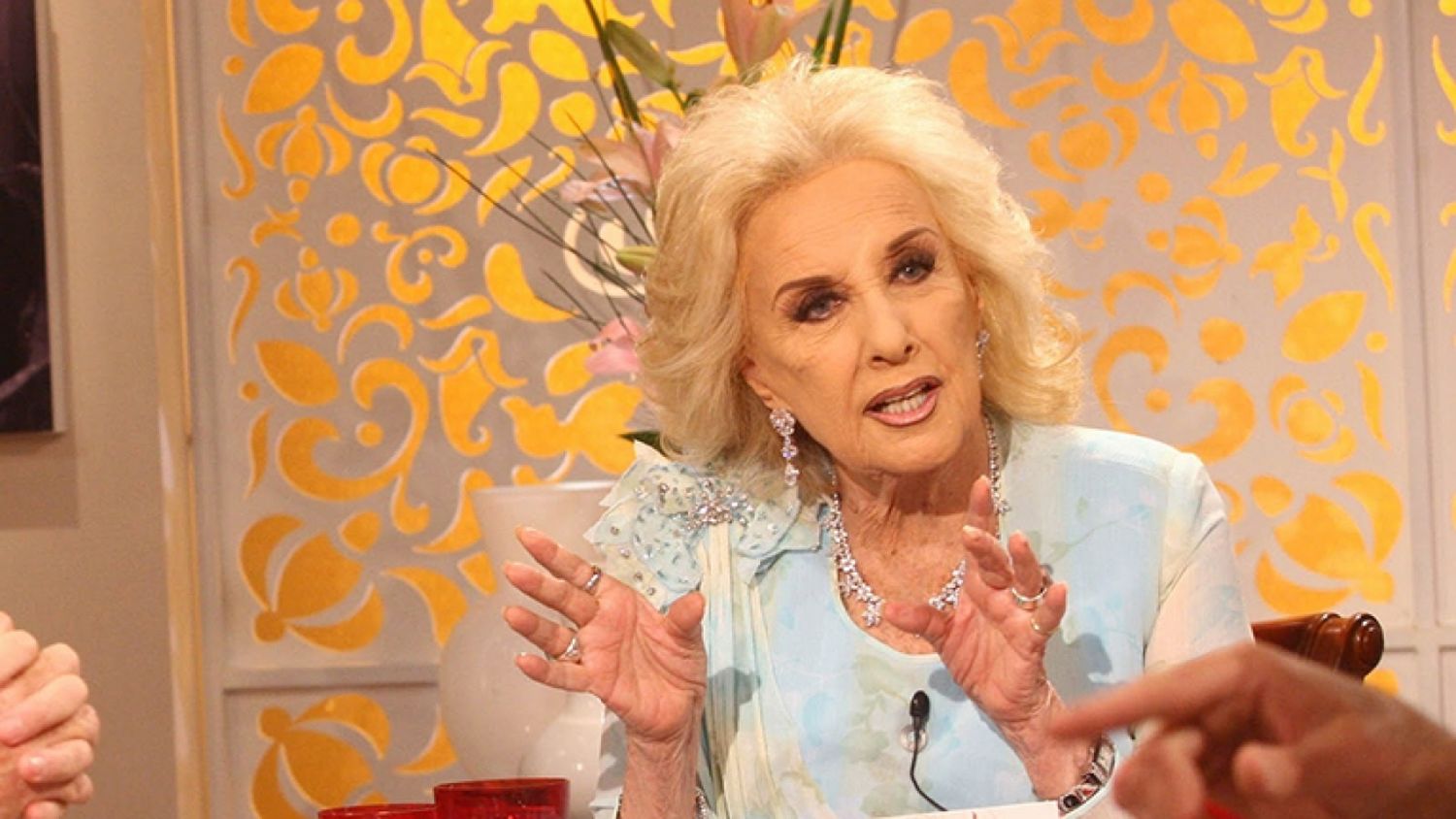 Publican la primera foto de Mirtha Legrand tras su operación, pero Moria Casán denunció que está trucada