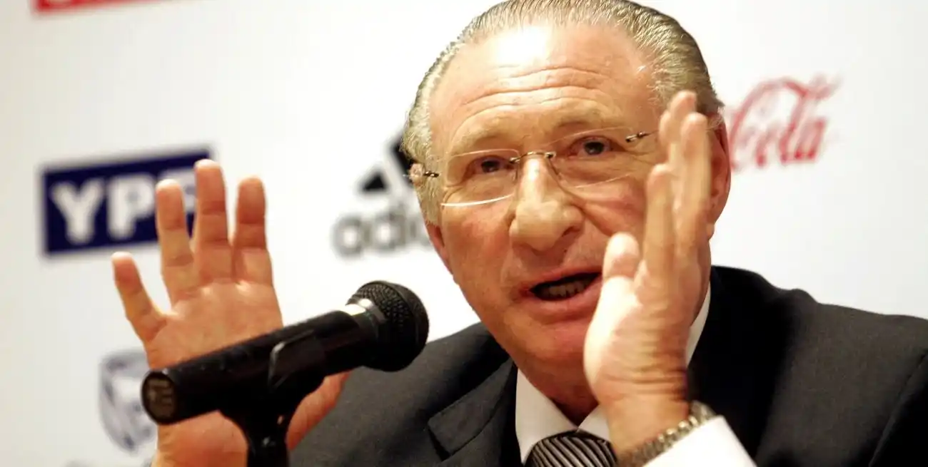 Su mirada crítica sobre el rol de los medios y el negocio del fútbol lo posicionó como una voz influyente en el debate público.