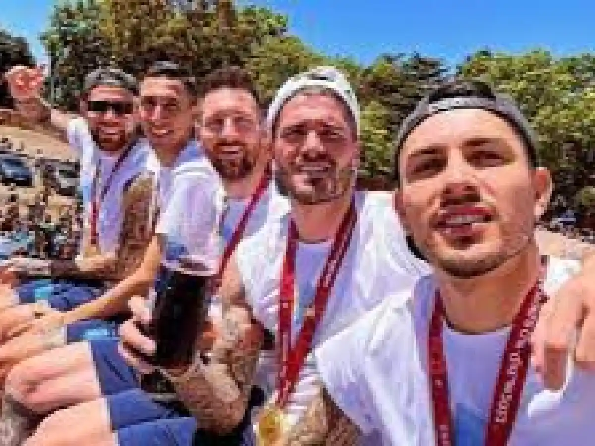 La intimidad del micro de los jugadores en la caravana de la Selección argentina