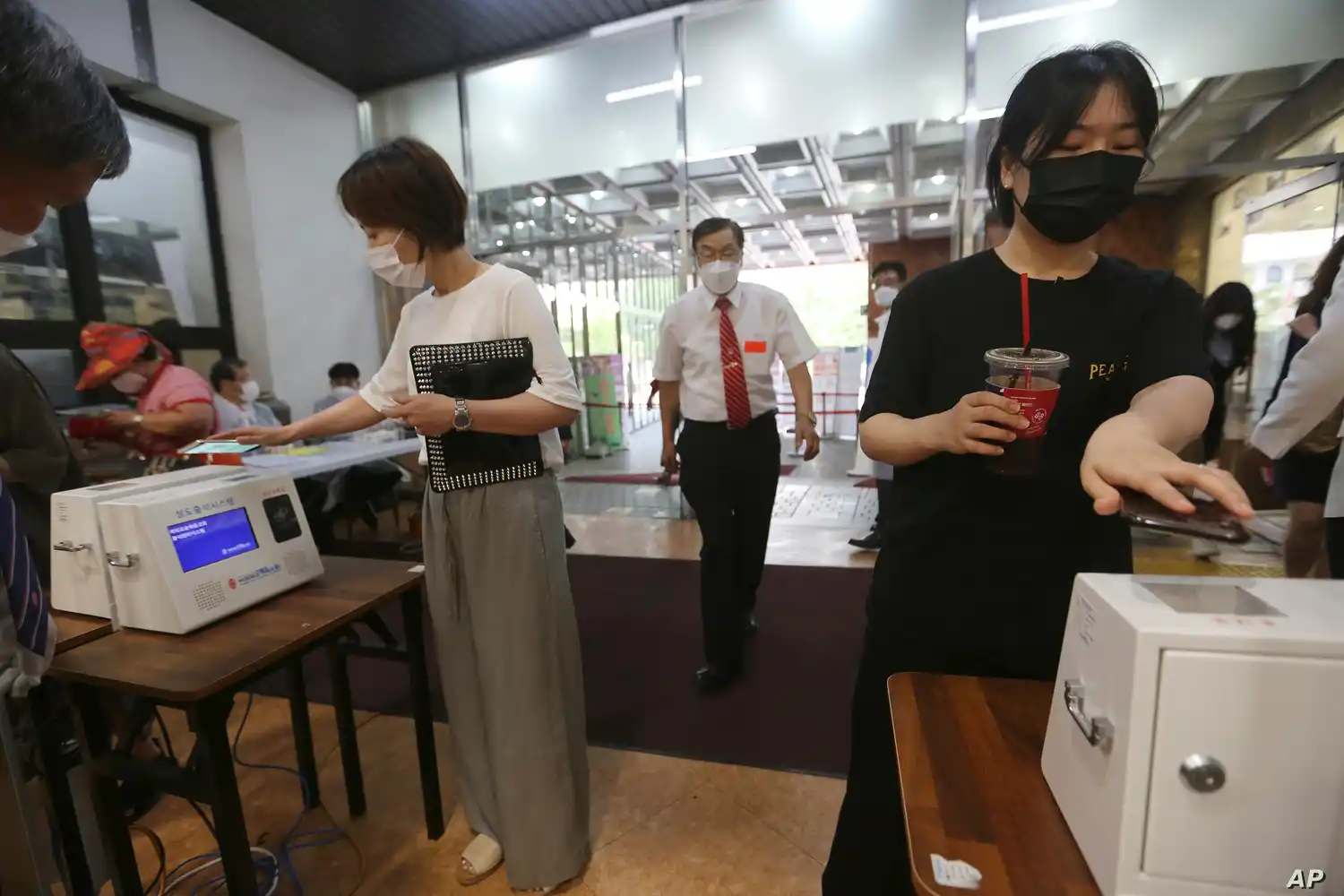 Científicos dicen que el coronavirus está en el aire