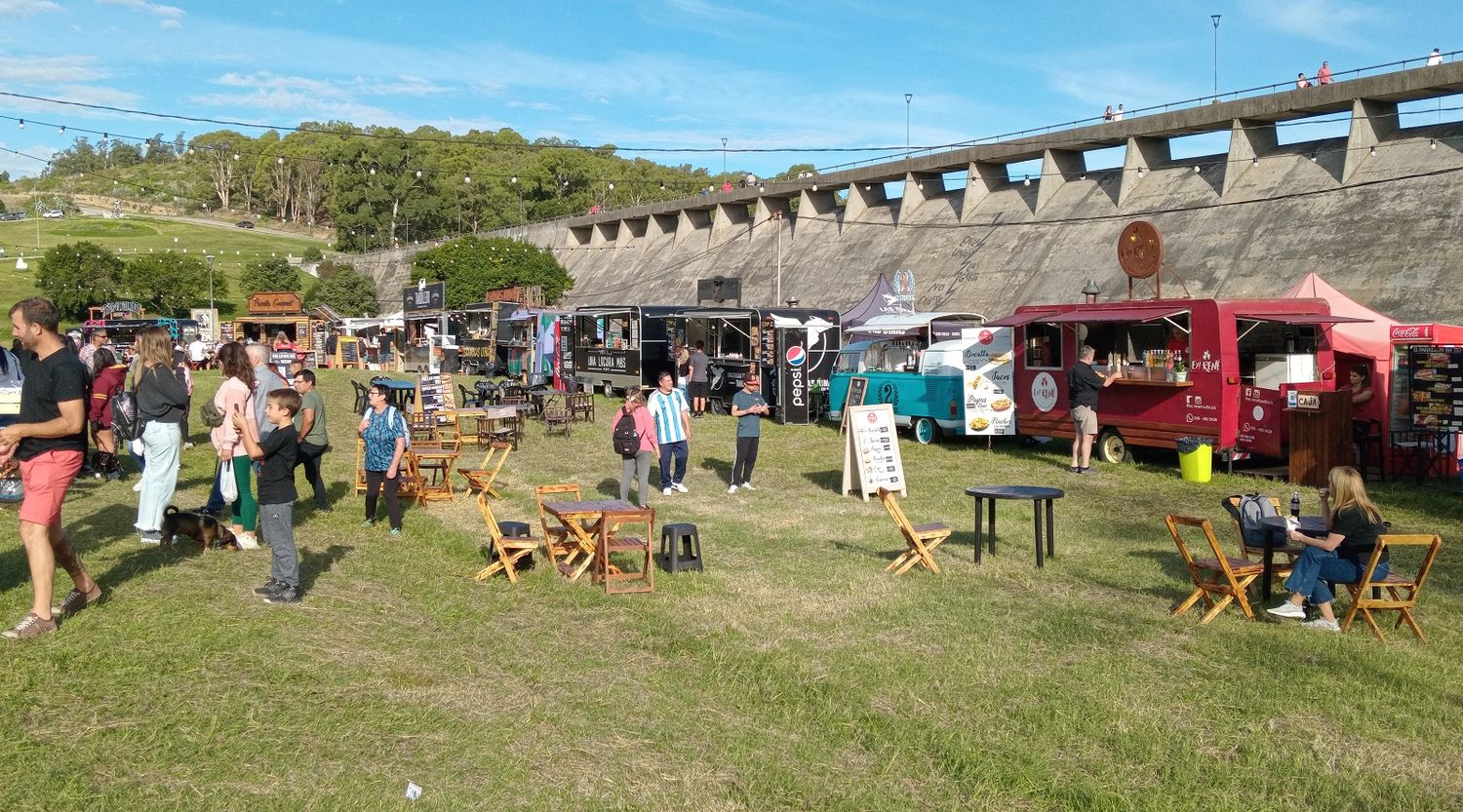 Los food trucks reciben turistas a toda hora del día.