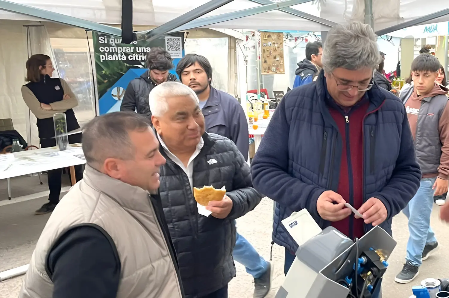 Ariel Álvarez y Cecilio Salazar acompañaron el recorrido del ministro Rodríguez en la Fiesta de la Naranja. Foto: Prensa Municipalidad.