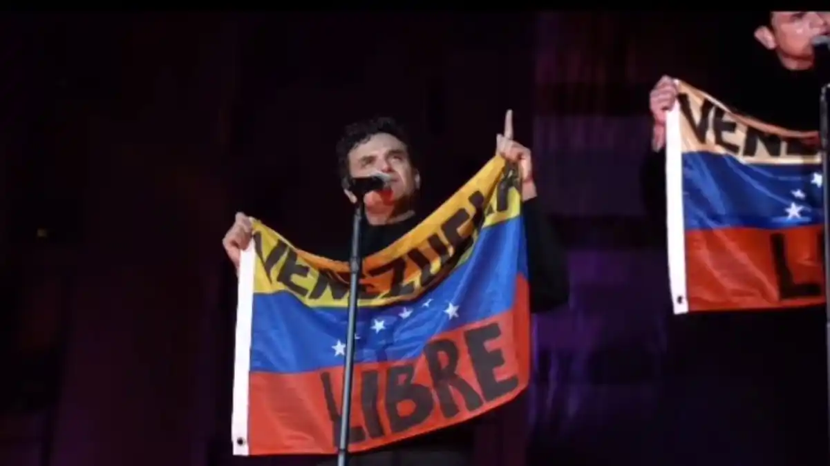 Silvestre Dangond sacó la bandera de Venezuela y envió emotivo mensaje durante un concierto en Chile